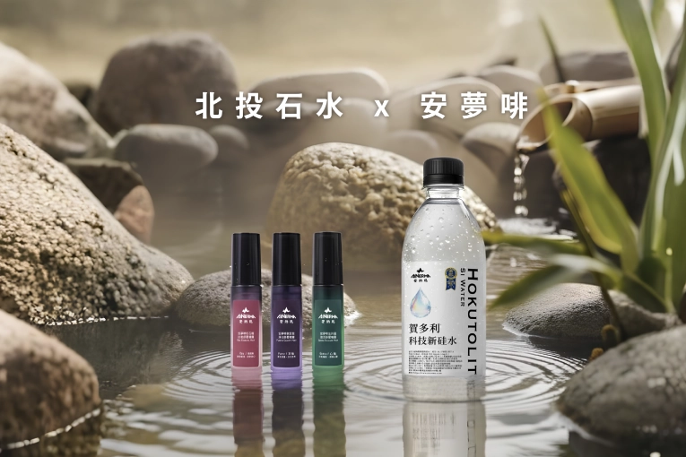 安納瑪AINERMA「賀多利科技新硅水」以裂解切割與鐳磁砲管技術提升溶氧至近 8 ppm，透過精密水分子結構與硅元素，啟動代謝循環，此技術不僅用於日常飲水，更作為全系列噴霧基底，為日常肌膚保養帶來純淨、輕盈的體驗。