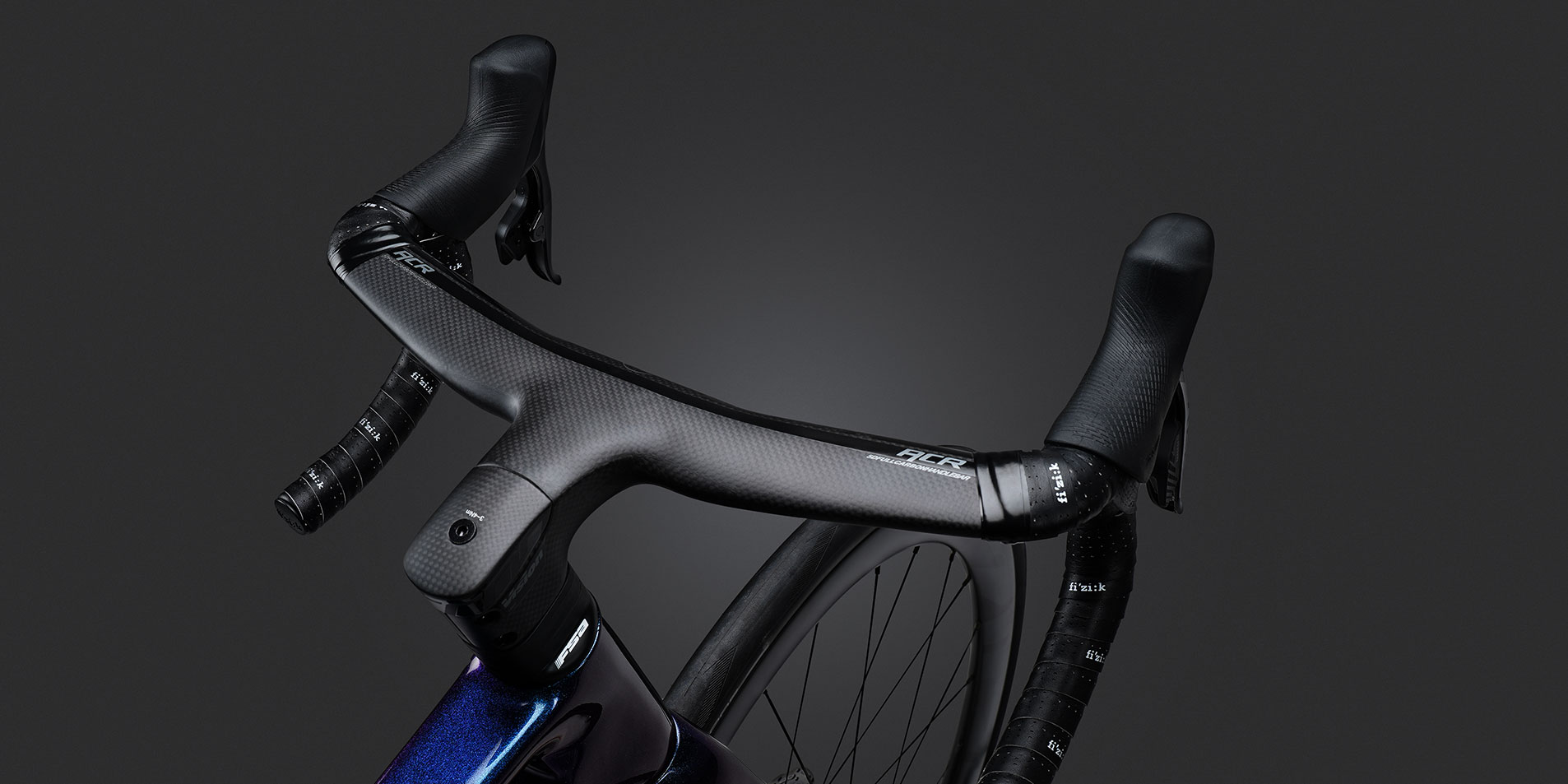 ENEREX安銳採用一體式碳纖維車身，搭載世界級公路賽事部件，SRAM RED無線電子變速套件與ZIPP 303S 無內胎高性能低風阻輪組